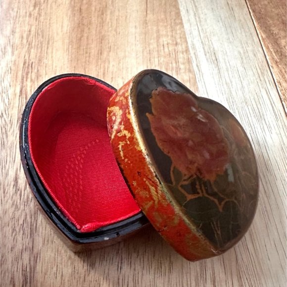 Vintage Kashmir Box | Heart Shaped Box | Paper Mache Box | Floral Box, Ring Box, - Picture 7 of 7